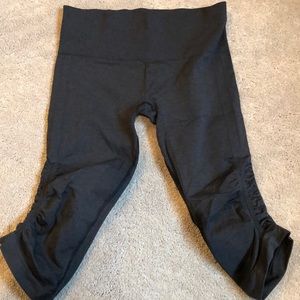 Lululemon dark gray in the flow crops
